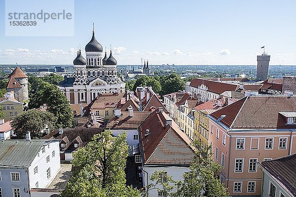 Oberstadt mit Alexander-Newski-Kathedrale  Aleksander-Newski-Kathedrale  Blick vom Turm der Toomkirik-Kathedrale  Tallinn  Estland  Europa