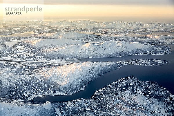 Luftaufnahme  schneebedeckte Berge mit Fjord  Provinz Tromsö  Tromsö  Norwegen  Europa