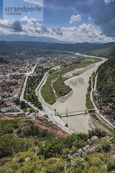 Ansicht  Stadtansicht mit Fluss Osum  Berat  Albanien  Europa