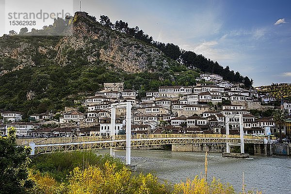Blick über den Fluss Osum auf historische Häuser im Stadtteil Mangalem  Stadt der 1000 Fenster  Berat  Albanien  Europa