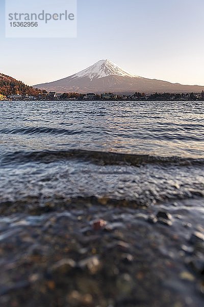 Abendstimmung  Ufer mit Wellen  Blick über den Kawaguchi-See zum Vulkan Mt. Fuji  Präfektur Yamanashi  Japan  Asien