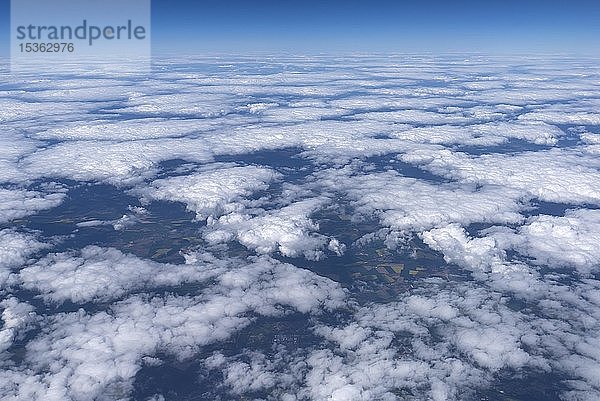 Wolken über Franken  vom Flugzeug aus gesehen  Bayern  Deutschland  Europa