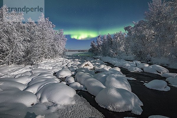 Nordlicht (Aurora Borealis) über verschneiter Flusslandschaft  Pallas-Yllästunturi-Nationalpark  Muonio  Lappland  Finnland  Europa