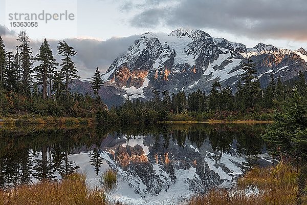 Sonnenuntergang  Mt. Shuksan Gletscher mit Schnee  der sich im Picture Lake spiegelt  bewaldete Berglandschaft  Mt. Baker-Snoqualmie National Forest  Washington  USA  Nordamerika