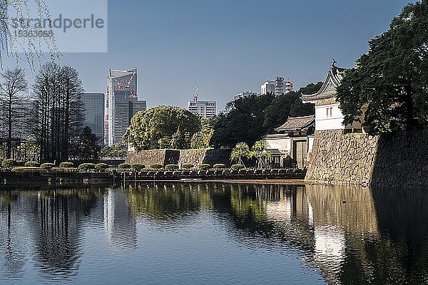 Stadtzentrum mit ?te-mon-Tor hinter Graben  Östliche Gärten des Kaiserpalastes  Königspalast  Chiyoda  Tokio  Japan  Asien