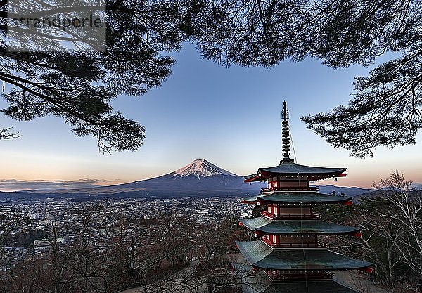 Fünfstöckige Pagode  Chureito-Pagode  mit Blick auf die Stadt Fujiyoshida und den Vulkan Mount Fuji bei Sonnenuntergang  Präfektur Yamanashi  Japan  Asien