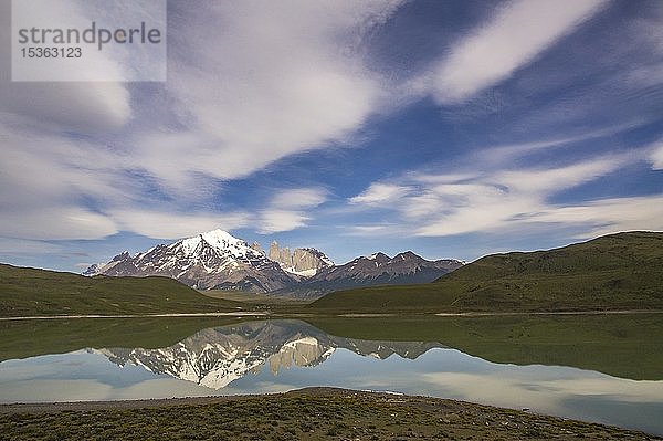 Das Bergmassiv Torres del Paine spiegelt sich im Lago Amarga  Nationalpark Torres del Paine  Región de Magallanes  Patagonien  Chile  Südamerika