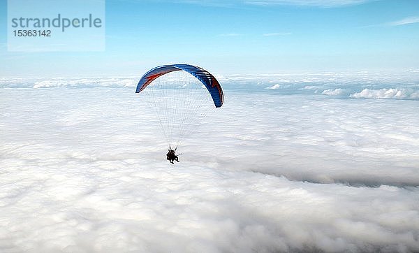 Gleitschirmfliegen  Teide-Nationalpark  Teneriffa  Kanarische Inseln  Spanien  Europa