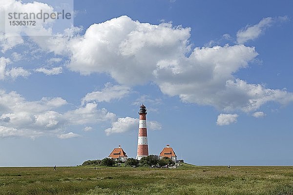 Westerhever Leuchtturm mit Wolkenhimmel  Westerhever  Schleswig-Holstein  Deutschland  Europa