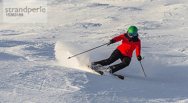 Skifahrerin fährt in einer kurzen Kurve steil bergab  schwarze Piste  SkiWelt Wilder Kaiser  Brixen im Thale  Tirol  Österreich  Europa