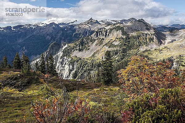 Berglandschaft im Herbst  Mt. Baker in Wolken  Gletschergebiet  Mount Baker-Snoqualmie National Forest  Washington  USA  Nordamerika