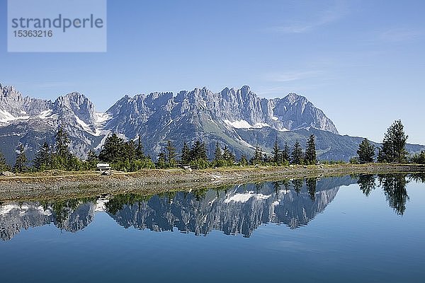 Bergsee am Astberg  Astbergsee  Wasserspiegelung  Gehen  Wilder Kaiser  Kaisergebirge  Kitzbüheler Alpen  Tirol  Österreich  Europa