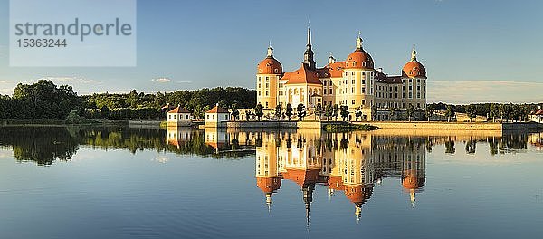 Schloss Moritzburg  Wasserspiegelung im See  Sachsen  Deutschland  Europa