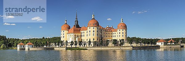 Schloss Moritzburg mit See  Sachsen  Deutschland  Europa