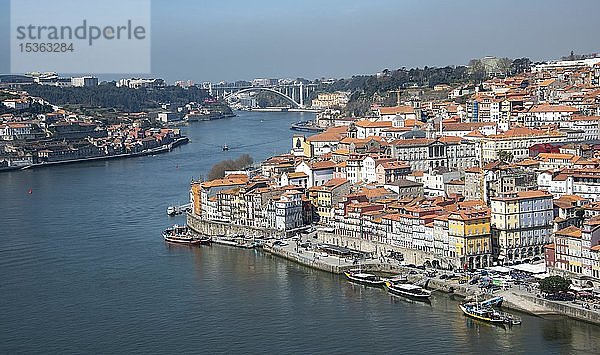 Stadtansicht  Blick über Porto mit Fluss Rio Douro  Porto  Portugal  Europa