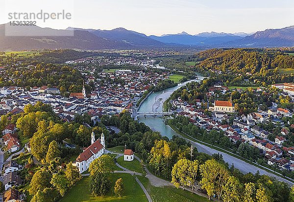Bad Tölz mit Kalvarienberg und Isar im Morgenlicht  Isarwinkel  Luftbild  Oberbayern  Bayern  Deutschland  Europa