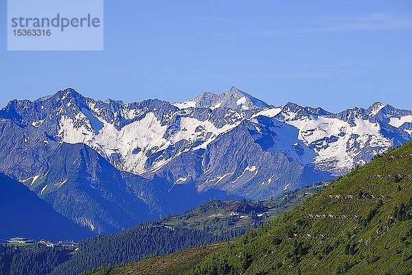 Ochsner und Großer Möseler in den Zillertaler Alpen  Blick von der Zillertaler Höhenstraße über Hippach  Zillertal  Tirol  Österreich  Europa