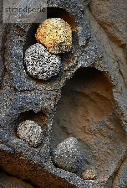 Steinablagerung an einer Felswand  Ribeira de Janela  auch Ribeira da Janela  Porto Moniz  Insel Madeira  Portugal  Europa