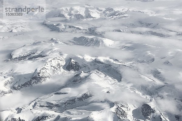 Blick aus dem Flugzeug auf schneebedeckte Berglandschaft  Vogelperspektive  Grönland  Nordamerika