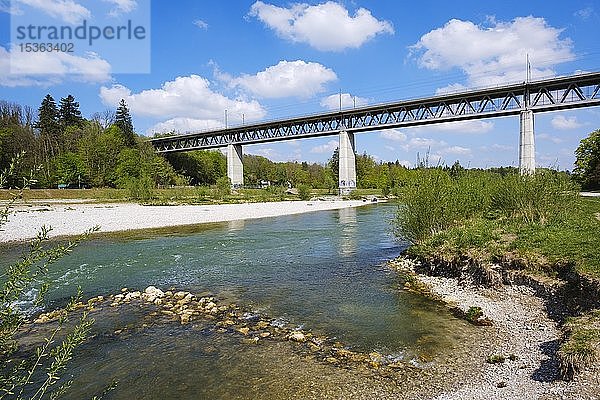 Großhesseloher Brücke über die renaturierte Isar im Isartal  Großhesselohe  München  Oberbayern  Bayern  Deutschland  Europa