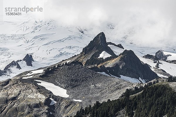 Berglandschaft  Mt. Baker Gletscher mit Schnee  Eis und Felsen  Mount Baker-Snoqualmie National Forest  Washington  USA  Nordamerika