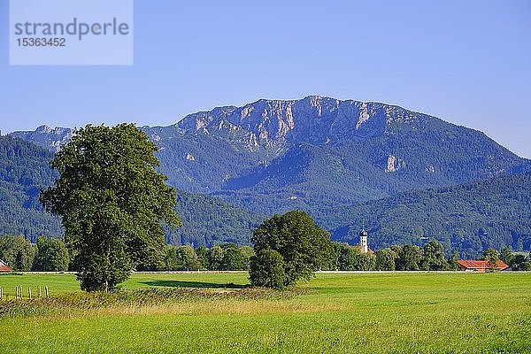 Kirche St. Georg in Bichl und Benediktenwand  Tölzer Land  Oberbayern  Bayern  Deutschland  Europa