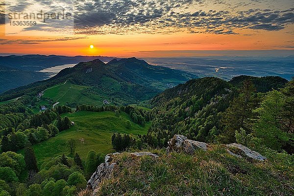 Sonnenaufgang auf dem Weissenstein  Blick über den Jura und das Schweizer Mittelland  Kanton Solothurn  Schweiz  Europa