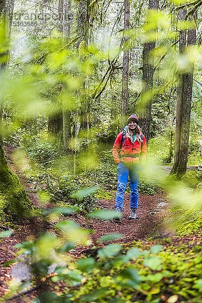 Wanderer auf Wanderweg im Regenwald  Mount Baker-Snoqualmie National Forest  Washington  USA  Nordamerika