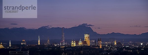 Panorama  Blick über München mit Frauenkirche  Theatinerkirche  Ludwigskirche  im Hintergrund Zugspitze bei Abendstimmung  München  Oberbayern  Bayern  Deutschland  Europa