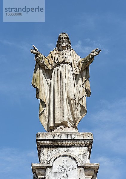 Statue des Heiligsten Herzens Jesu gegenüber der Kathedrale von Goa  Indien  Asien