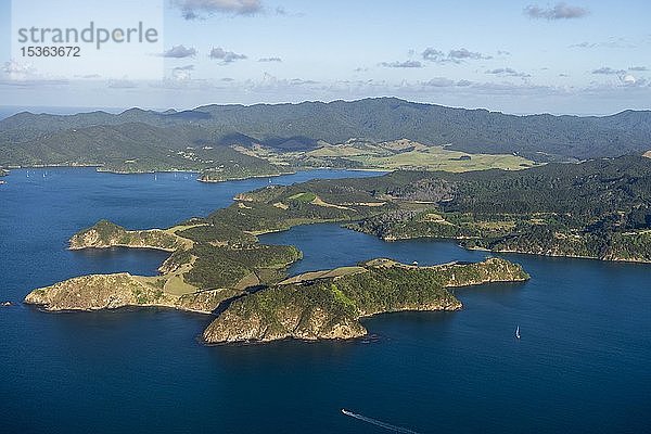 Luftaufnahme der Bay of Islands mit Inseln und Segelbooten  Far North District  Nordinsel  Neuseeland  Ozeanien