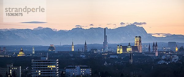 Panorama  Blick über München mit Frauenkirche  Theatinerkirche  Ludwigskirche  im Hintergrund Zugspitze bei Abendstimmung  München  Oberbayern  Bayern  Deutschland  Europa