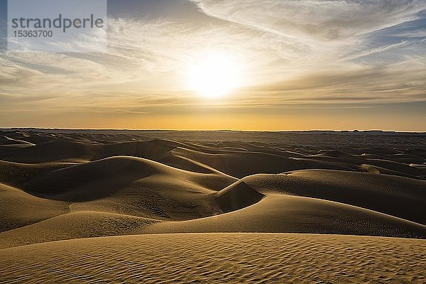Sanddünen bei Sonnenuntergang  Sahara  Timimoun  Algerien  Afrika