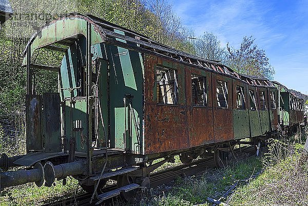 Ausrangierter  verfallener  rostiger Waggon eines Personenzugs auf einem Abstellgleis  Oberfranken  Bayern  Deutschland  Europa