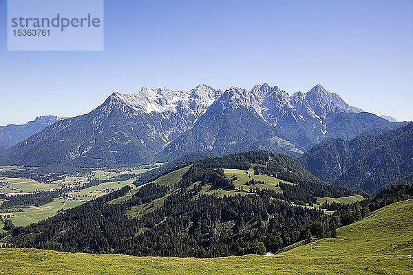Blick von der Buchensteinwand auf die Loferer Steinberge  Alpen  Tirol  Österreich  Europa