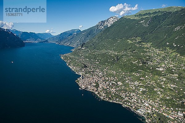 Gardasee Ostufer mit Malcesine und Monte Baldo  Luftaufnahme  Provinz Venetien  Italien  Europa