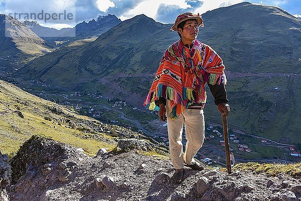 Indio-Bergführer mit Hut und Poncho in den Anden  nahe Cusco  Peru  Südamerika