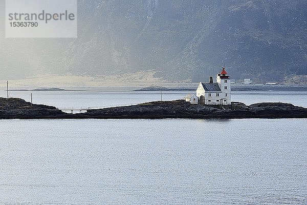 Leuchtturm Flåvær auf der Insel Varholmen  Herøyfjord  Møre og Romsdal  Norwegen  Europa