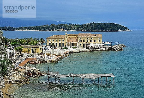 Strand Faliraki  Bad und Café  Korfu-Stadt  Insel Korfu  Ionisches Meer  Griechenland  Europa