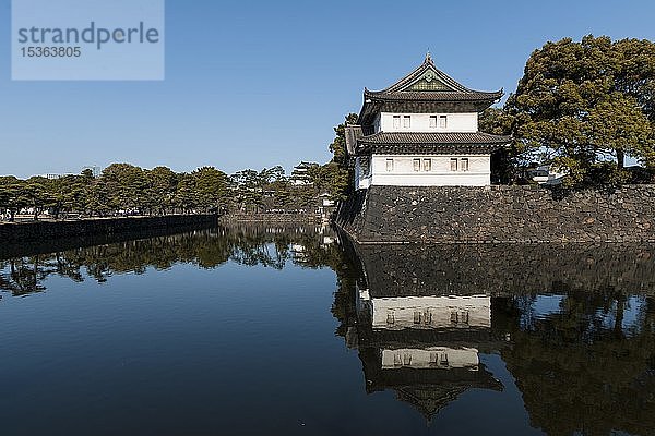 Wachturm am Kiky?-mon-Tor hinter dem Wassergraben  Östliche Gärten des Kaiserpalastes  Königspalast  Chiyoda  Tokio  Japan  Asien