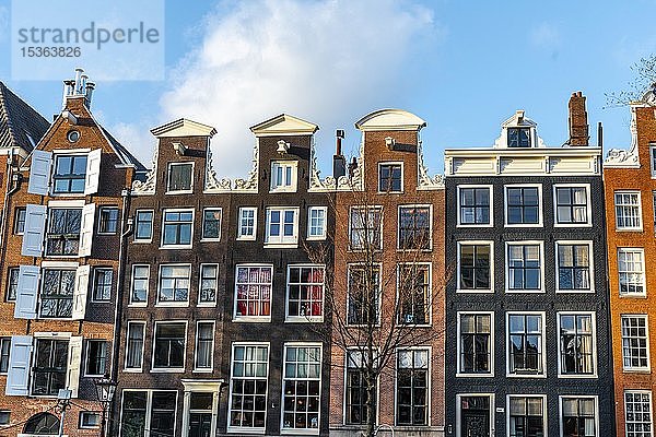 Fassaden einer Häuserreihe  traditionelle Häuser  Amsterdam  Nordholland  Holland  Niederlande