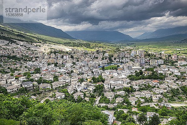 Blick von der Burg über die Stadt  Gjirokastra  Albanien  Europa