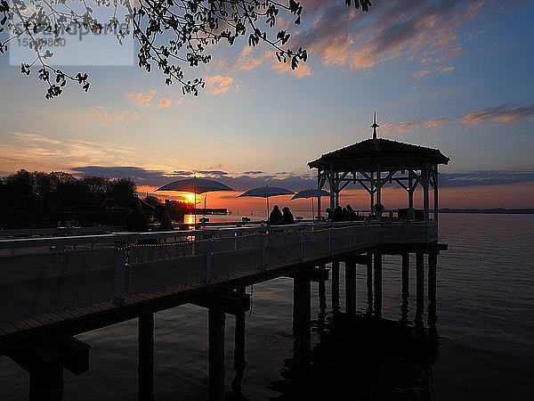 Terrasse am Bodensee bei Sonnenuntergang  Bodensee  Bregenz  Vorarlberg  Österreich  Europa