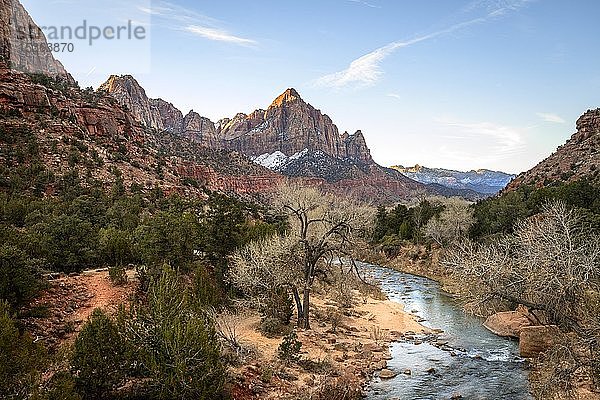 Fluss Virgin River fließt durch den Zion Canyon  Canyon Junction Bridge  Zion National Park  Utah  USA  Nordamerika