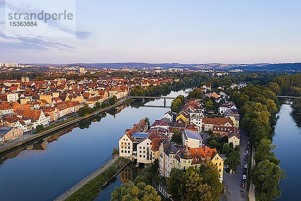 Donauinsel Oberer Wöhrd und Altstadt  Regensburg  Luftbild  Oberpfalz  Bayern  Deutschland  Europa
