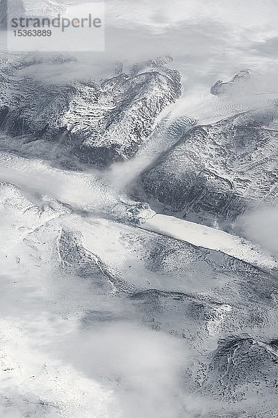 Blick aus dem Flugzeug auf Gletscher  schneebedeckte Landschaft mit Bergen aus der Vogelperspektive  Grönland  Nordamerika