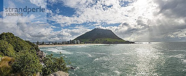 Blick auf Mount Manganui mit Strand  Blick von Moturiki  Tauranga  Bay of Plenty  Nordinsel  Neuseeland  Ozeanien