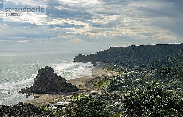 Blick auf den Strand Piha Beach mit Lion Rock  bei Auckland  Nordinsel  Neuseeland  Ozeanien