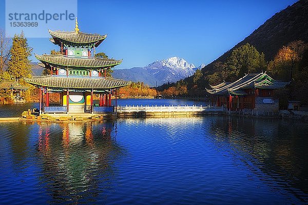 Chinesische Pagode  Deyue-Pavillon  spiegelt sich im Schwarzen Drachensee  Schwarzer Drachenteich  im Hintergrund der Jadedrachenberg  Unesco-Weltkulturerbe  Lijiang  Provinz Yunnan  China  Asien