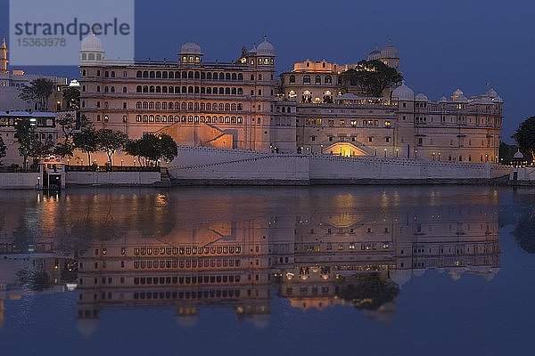 Stadtpalast und Pichola-See in der Abenddämmerung  Udaipur  Rajasthan  Indien  Asien